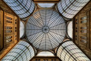 Galleria Umberto I, Napoli, Italia. Vista della cupola vetrata dall'interno