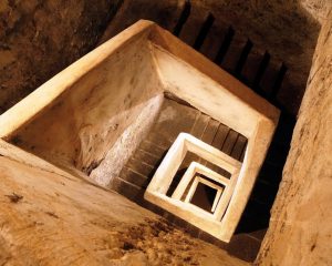 Foto dall'alto di una scala dei cunicoli di Napoli Sotterranea. Si nota come siano profonde le gallerie scavate nel sottosuolo di Napoli