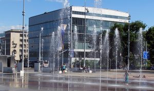 Fontana, Ginevra, Svizzera. Foto della piazza con schizzi d'acqua che si trova di fronte alla sede dell'ONU a Ginevra