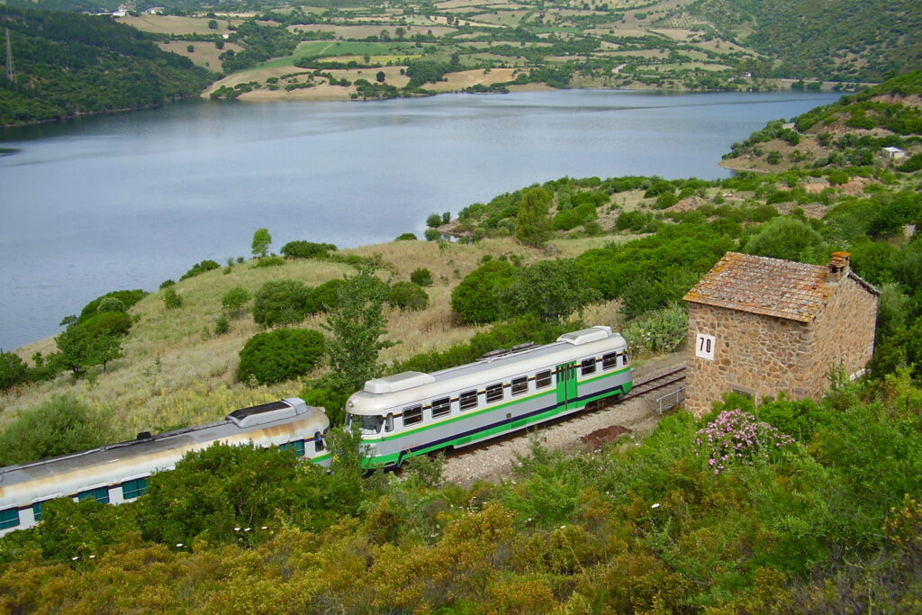 Tutti i posti da visitare in Sardegna a bordo di un treno!
